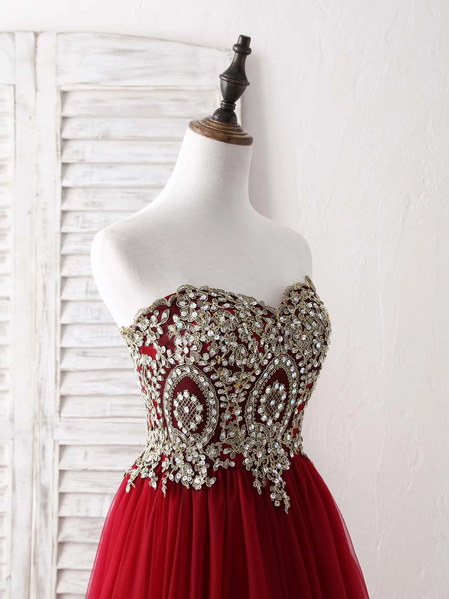 Burgundy Sweetheart Neck Lace Applique Tulle Long Prom Dresses