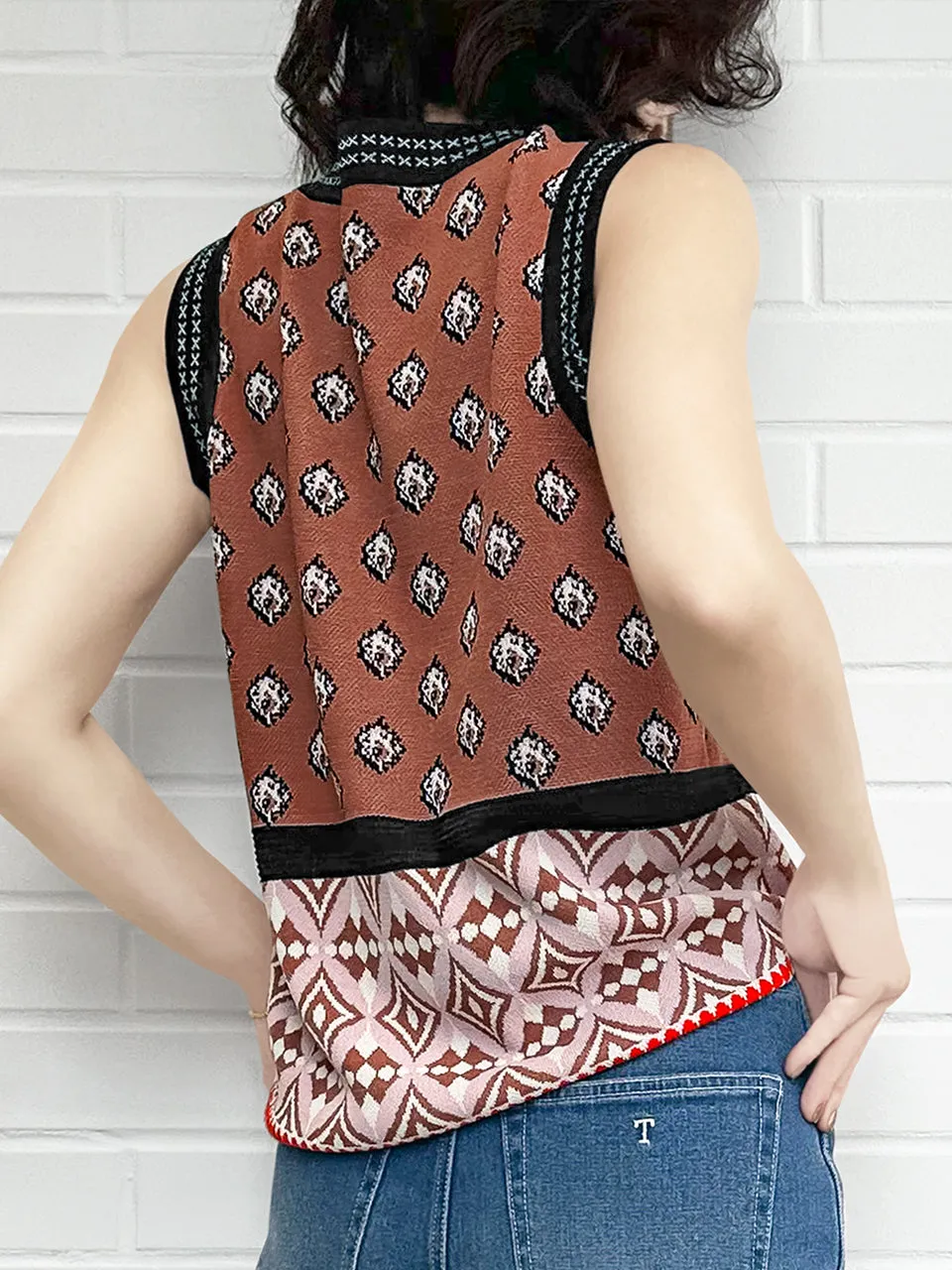 Chestnut Mosaic Pattern Knitted Sleeveless V-neck Sweater